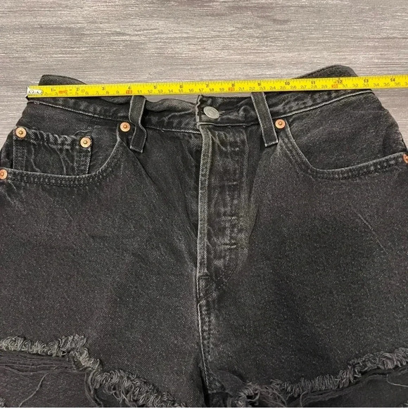 Levi's 501 Original Women's High-Rise Jean Denim Shorts Raw Hem Sz 28 - Picture 9 of 10